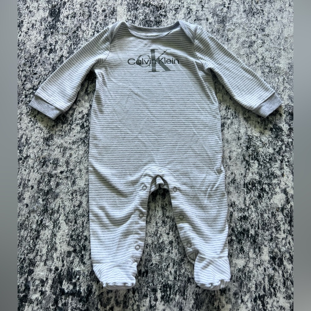 Calvin‎ Klein Kids Gray and White Striped Button Footie 3/6 months